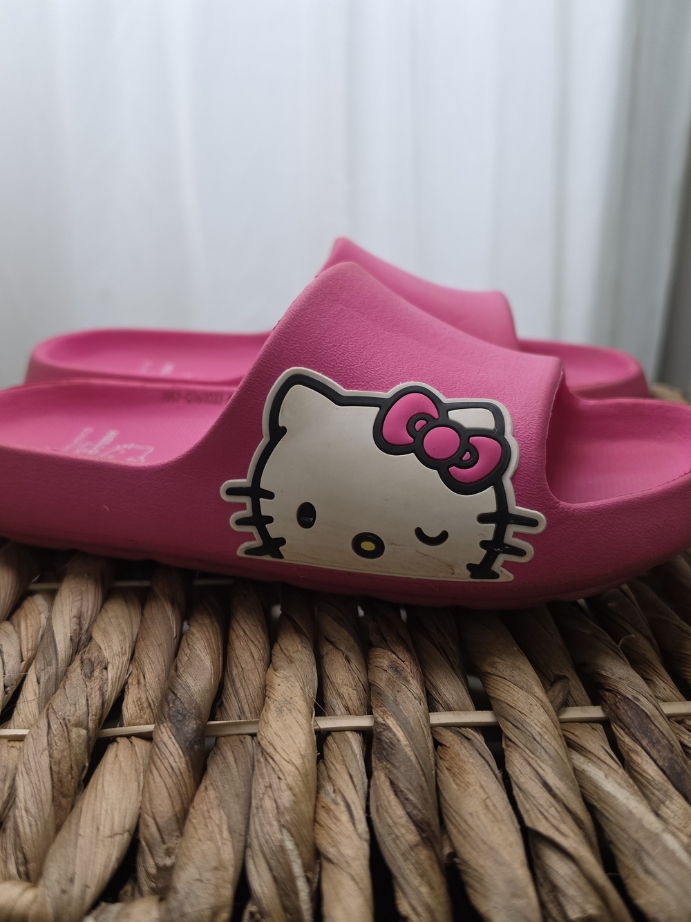 Hello Kitty Kids Size 2/3 Slide Sandals